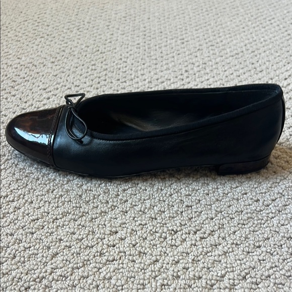 Elegant Black and Brown Stuart Weitzman Flats - Picture 4 of 10